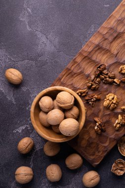Ahşap oyma tahta üzerinde ahşap kase ceviz. Sağlıklı fındık ve tohum bileşimi.