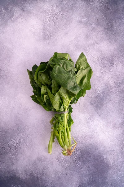 Csokor zöld saláta levelek textúrázott felületre, felülnézetben. Egészséges táplálkozás és táplálkozás összetétele. — Stock Fotó
