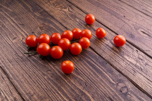 Fresh ripe garden tomatoes on wooden table. Side view with copy space. — Stock Photo, Image