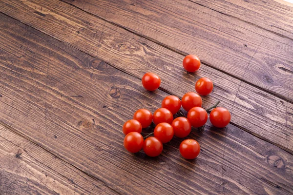 Świeże dojrzałe ogród pomidory na drewnianym stole. Widok z boku z przestrzenią kopiowania. — Zdjęcie stockowe