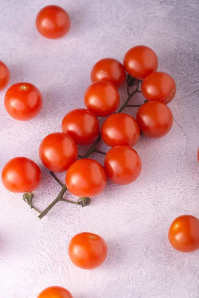 Beyaz taş beton masa üzerinde kiraz domates Demet, kopya alanı ile üst görünümü. Yemek pişirmek için malzemeler. — Stok fotoğraf
