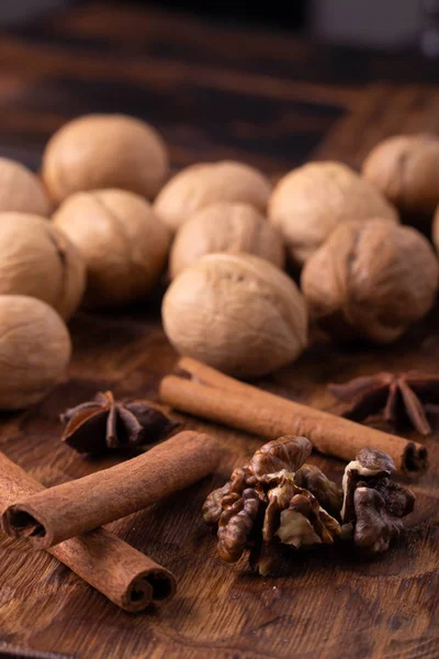 Walnoten, kaneel en anijs op houten snijplank. Noten en specerijen op tafel. Voedsel samenstelling close-up. — Stockfoto