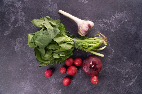 Salad leaves, garlic, reddish, and onion on textured surface, top view. Healthy diet and nutrition composition. — Stock Photo, Image