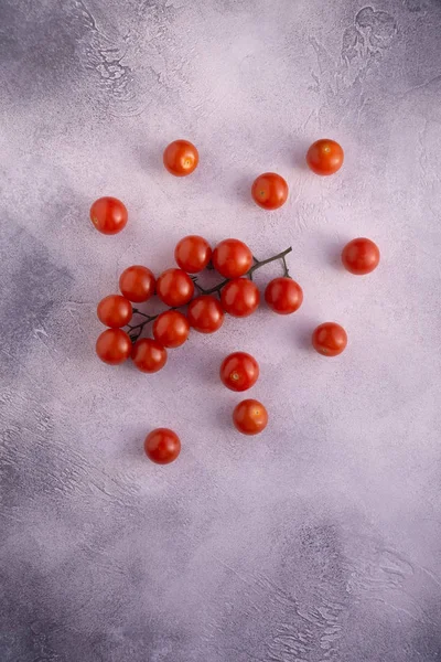 Beyaz taş beton masa üzerinde kiraz domates Demet, kopya alanı ile üst görünümü. Yemek pişirmek için malzemeler. — Stok fotoğraf