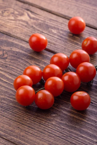 Färska mogna trädgårds tomater på träbord. Sidovy med kopierings utrymme. — Stockfoto