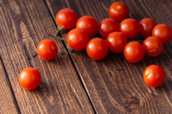 Tomates fraîches mûres de jardin sur table en bois. Vue latérale avec espace de copie . — Photo