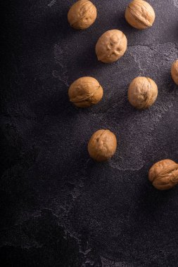 Koyu mavi kayrak arka planda bütün ceviz demet. Sağlıklı beslenme kompozisyonu.