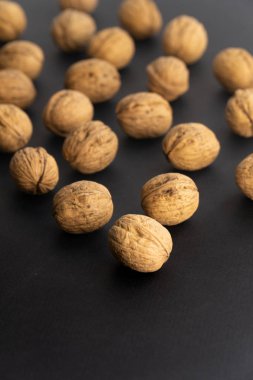 Ceviz siyah yüzey, yan görünüm üzerinde kabuk içinde. Sağlıklı fındık ve tohum arka plan.