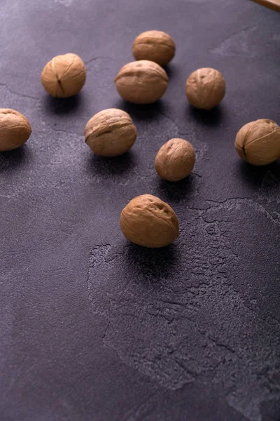 Kokonaisia saksanpähkinöitä tummansinisellä pohjalla. Terveellinen ruokavalio koostumus . — kuvapankkivalokuva