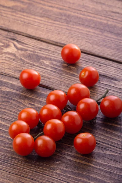 Tomates fraîches mûres de jardin sur table en bois. Vue latérale avec espace de copie . — Photo