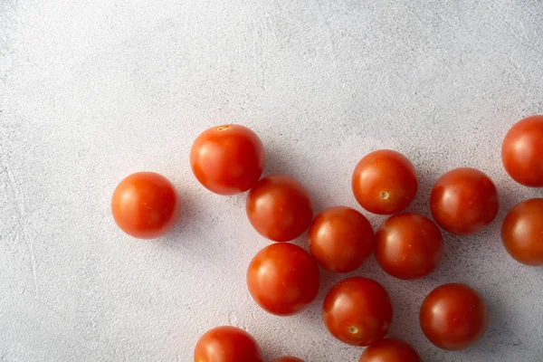 Tomates cerises sur table en béton de pierre blanche, vue du dessus avec espace de copie. Ingrédients pour la cuisine . — Photo