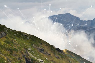 Sisli dağ-yan manzara ortasında soyut gerçeküstü şekli. Doğal ve unkown.