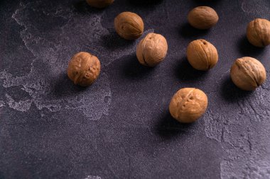 Koyu mavi kayrak arka planda bütün ceviz demet. Sağlıklı beslenme kompozisyonu.