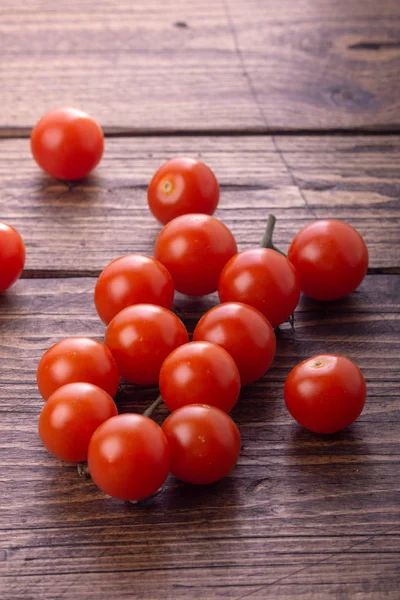 Tomates fraîches mûres de jardin sur table en bois. Vue latérale avec espace de copie . — Photo