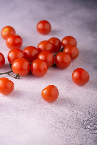 Lot de tomates cerises sur table en béton de pierre blanche, vue latérale avec espace de copie. Ingrédients pour la cuisine . — Photo