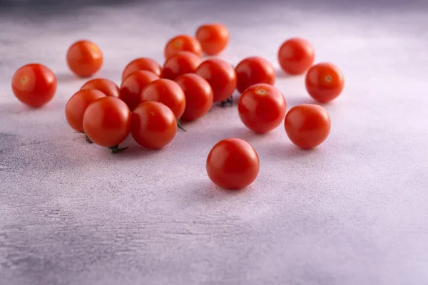 Lot de tomates cerises sur table en béton de pierre blanche, vue latérale avec espace de copie. Ingrédients pour la cuisine . — Photo