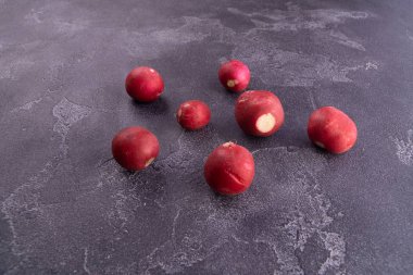 Mavi dokulu yüzeyde kırmızı kırmızımsı, üst görünüm. Sağlıklı beslenme ve beslenme kompozisyonu.