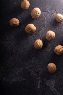 Koyu mavi kayrak arka planda bütün ceviz demet. Sağlıklı beslenme kompozisyonu.