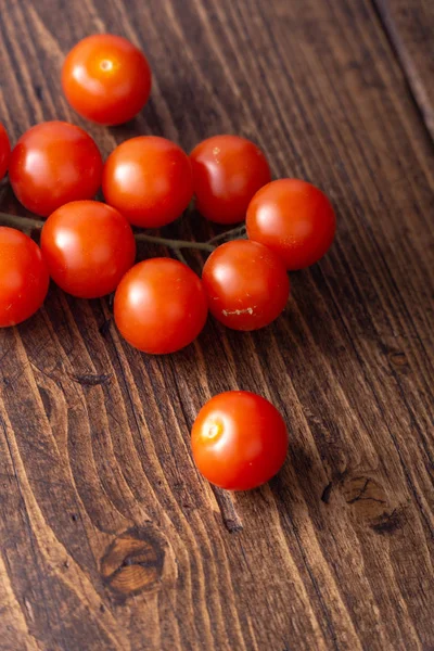 Tomates fraîches mûres de jardin sur table en bois. Vue latérale avec espace de copie . — Photo