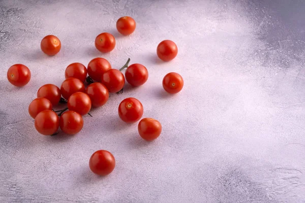 Lot de tomates cerises sur table en béton de pierre blanche, vue latérale avec espace de copie. Ingrédients pour la cuisine . — Photo