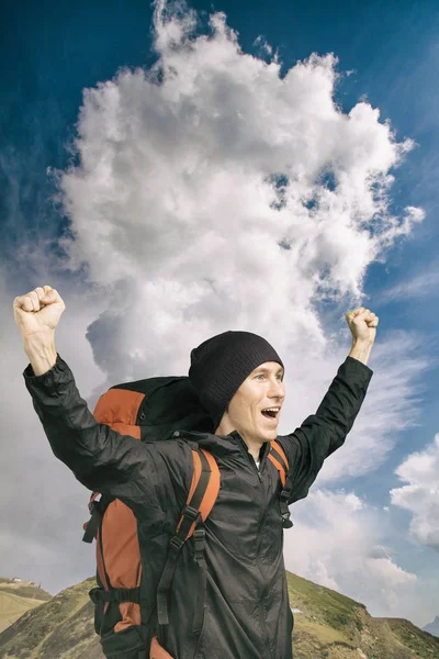 Giovane escursionista gridando in cima con le mani alzate, vista laterale . — Foto Stock