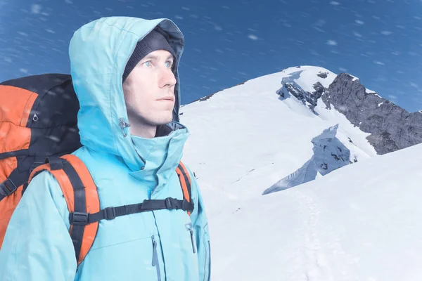 Jeune homme aventureux avec sac à dos debout sur la vue sur la montagne et regardant dehors . — Photo