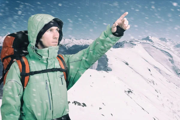 冬の山頂ビューで指摘する冒険的な若者の肖像. — ストック写真