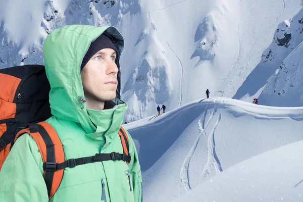 Dobrodružné mladé muže s batohy v pohledu na hory a s pohledem ven. Horolezectví, extrémní sport. — Stock fotografie