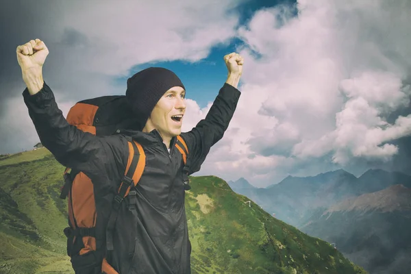 Giovane escursionista gridando in cima con le mani alzate, vista laterale . — Foto Stock