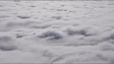 Dağlar üzerinde bir yüzey oluşturan bulutlar. Lapse.