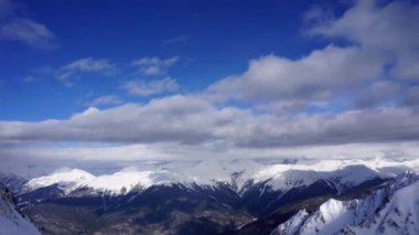 Kafkas Dağları ve ormana taşınan bulutlar. Lapse.
