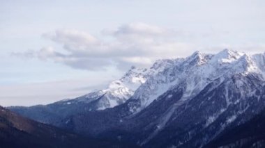 Kafkas Dağları ve vadiye taşınan bulutlar. Lapse.