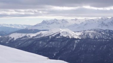 Kafkas Dağları ve vadiye taşınan bulutlar. Lapse.