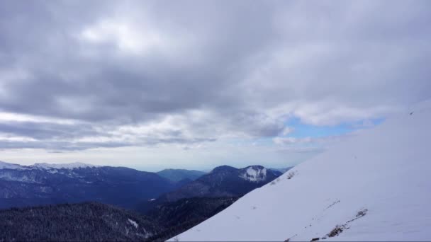 Хмари, що рухаються над Кавказьним гірським ландшафтом і долиною. Уповільнена. — стокове відео