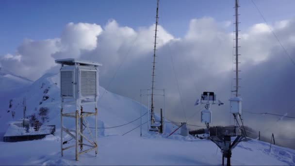 Station météo d'hiver dans les montagnes du Caucase sur fond de nuages mouvants. Délai imparti . — Video