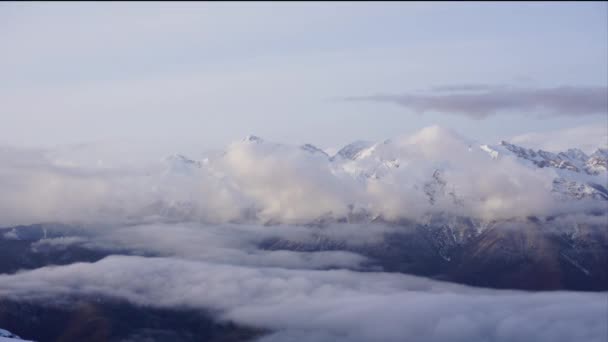 Wolken ziehen über die kaukasische Berglandschaft und das Tal. Zeitraffer. — Stockvideo