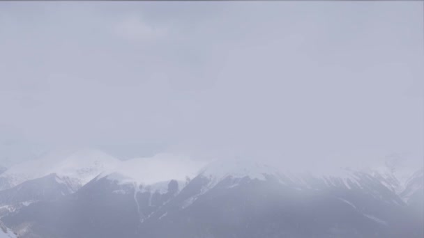 Wolken, die hoch über der kaukasischen Berglandschaft fliegen, verblassen. kann für Vorspann, Titel verwendet werden. Zeitraffer. — Stockvideo