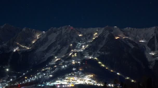 별이 가득한 하늘 아래 밤에 스키 트레일을 작업하는 라트랙. 화려한 야간 경과. — 비디오