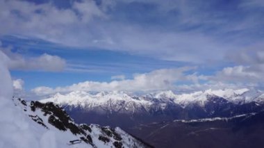 Kafkas Dağları ve vadiye taşınan bulutlar. Lapse.