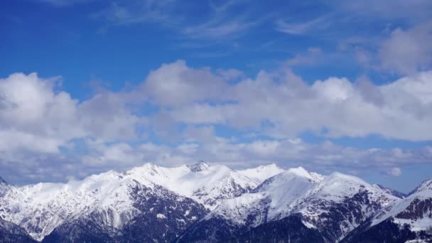 Облака движутся над горным ландшафтом Кавказа и лесом. Временной промежуток . — стоковое видео
