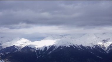 Kafkas Dağları ve vadiye taşınan bulutlar. Lapse.