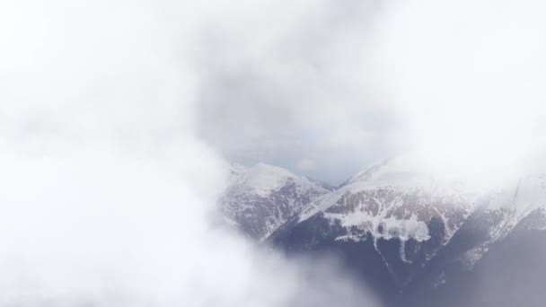 Wolken, die hoch über der kaukasischen Berglandschaft fliegen, verblassen. kann für Vorspann, Titel verwendet werden. Zeitraffer. — Stockvideo