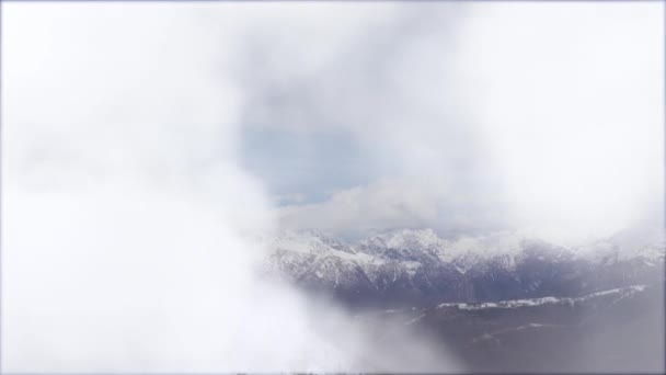 Les nuages survolant le paysage montagneux du Caucase s'estompent. Peut être utilisé pour les crédits d'ouverture, titres. Délai imparti . — Video