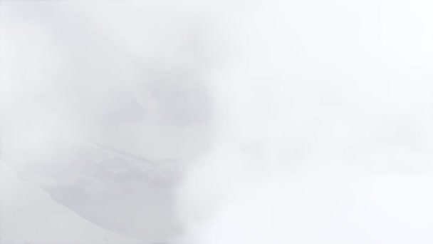 Σύννεφα πετούν ψηλά πάνω από τον Καύκασο του ορεινού τοπίου ξεθώριασμα. Μπορεί να χρησιμοποιηθεί για το άνοιγμα μονάδων, τίτλων. Χρόνος λήξης. — Αρχείο Βίντεο