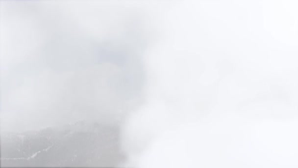 Хмари, що літають високо над Кавказький гірський ландшафт зникає-in. Можуть бути використані для відкриття титрів, титрів. Проміжок часу. — стокове відео