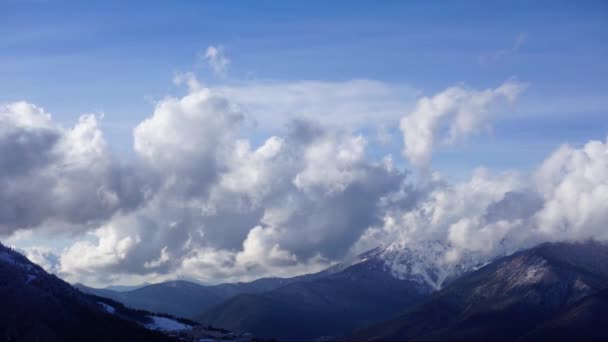 Wolken, die über die kaukasische Berglandschaft fliegen, verblassen. kann für Abspann, Titel verwendet werden. Zeitraffer. — Stockvideo
