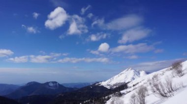 Kafkas Dağları 'nda uçan bulutlar soluyor. Kredi, başlık kapanış için kullanılabilir. Zaman atlamalı.
