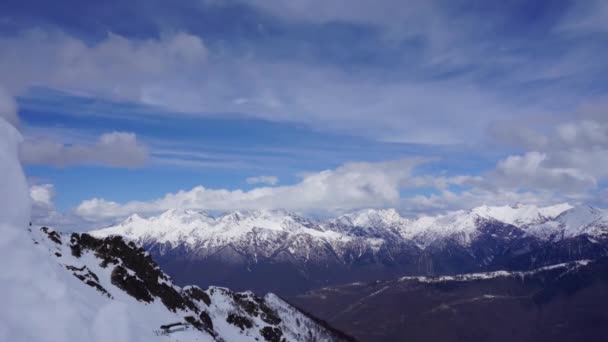 Les nuages survolant le paysage montagneux du Caucase s'estompent. Peut être utilisé pour les crédits de clôture, titres. Délai imparti . — Video