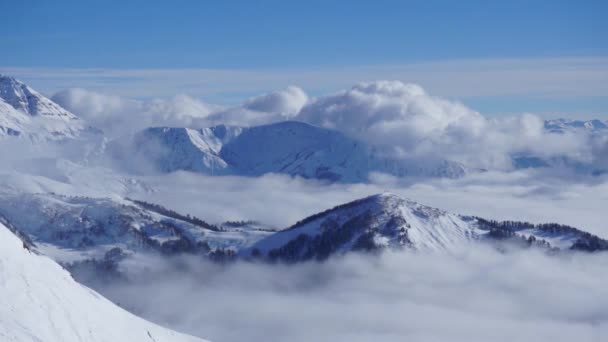 Les nuages survolant le paysage montagneux du Caucase s'estompent. Peut être utilisé pour les crédits de clôture, titres. Délai imparti . — Video