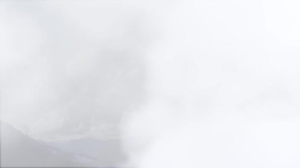 Σύννεφα πετούν ψηλά πάνω από τον Καύκασο του ορεινού τοπίου ξεθώριασμα. Μπορεί να χρησιμοποιηθεί για το άνοιγμα μονάδων, τίτλων. Χρόνος λήξης. — Αρχείο Βίντεο